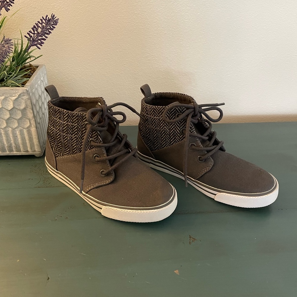 Boys shoes